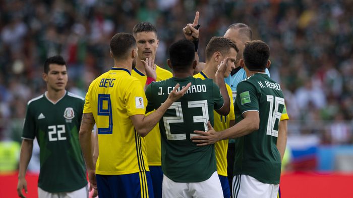 Jesús Gallardo reclama tras ser amonestado en el México vs Suecia de Rusia 2018 | MEXSPORT