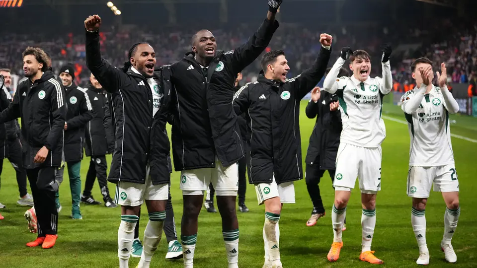Jugadores de Panathinaikos celebraron su pase a los Octavos de Final de europa League | AP
