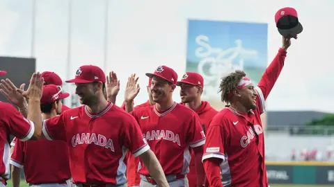 Peloteros de Canadá celebrando su clasificación a Cuartos | AP