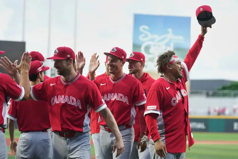 Peloteros de Canadá celebrando su clasificación a Cuartos | AP