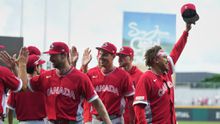 Peloteros de Canadá celebrando su clasificación a Cuartos | AP