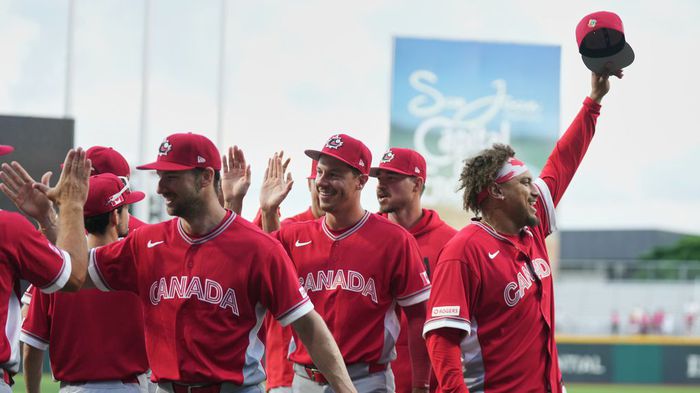 Peloteros de Canadá celebrando su clasificación a Cuartos | AP
