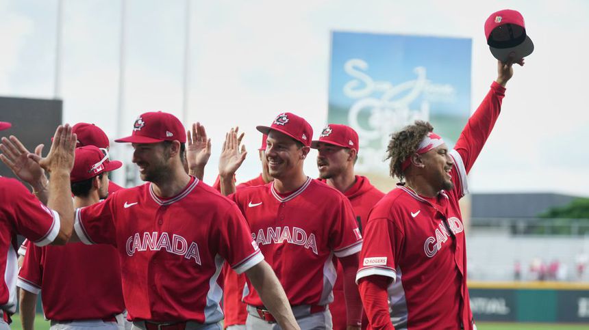 Peloteros de Canadá celebrando su clasificación a Cuartos | AP