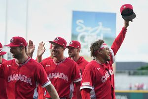 Peloteros de Canadá celebrando su clasificación a Cuartos | AP