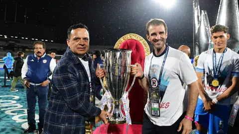 Víctor Velázquez y la directiva de Cruz Azul tras ganar la CONCACAF Champions Cup | MEXSPORT