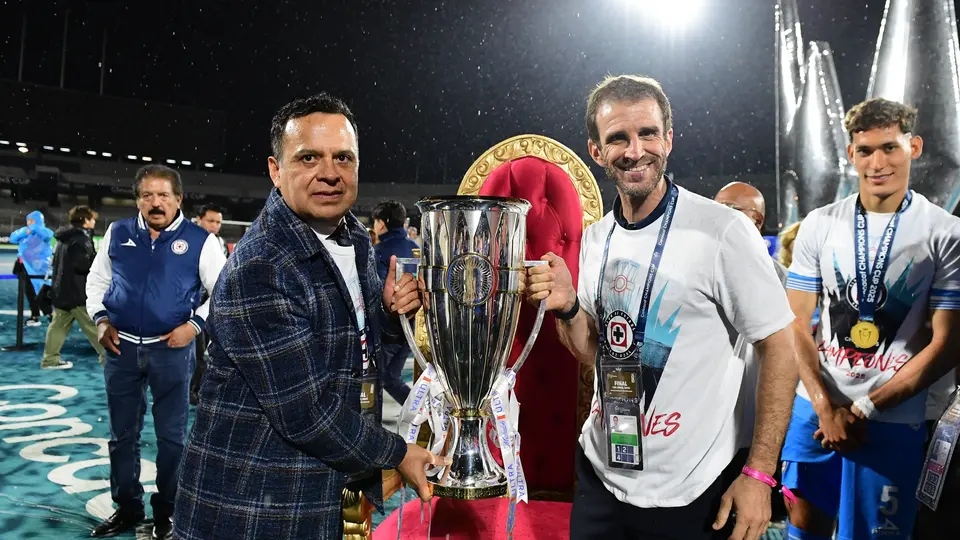 Víctor Velázquez y la directiva de Cruz Azul tras ganar la CONCACAF Champions Cup | MEXSPORT