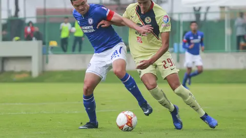 Martín Zúñiga se enfrenta a Oscar Ortega de América en el Apertura 2018 de la Liga MX Sub-20 | IMAGO 7