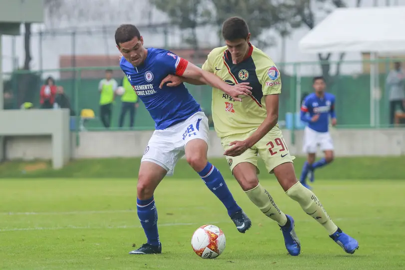 Martín Zúñiga se enfrenta a Oscar Ortega de América en el Apertura 2018 de la Liga MX Sub-20 | IMAGO 7