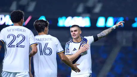 Galaxy vence cómodamente al Mount Pleasant y pone pie y medio en los Cuartos de Final