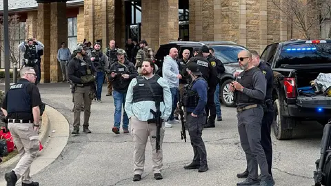 Abaten a tirador en sinagoga de Michigan tras ataque con vehículo y fusil