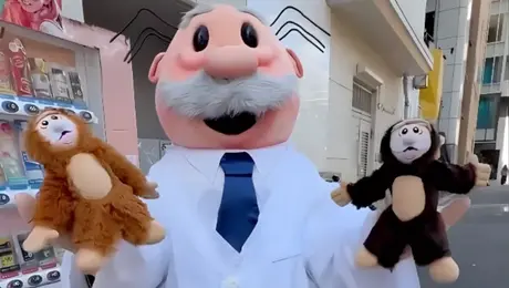 Dr. Simi presenta muñeco inspirado en Punch, el mono viral de internet