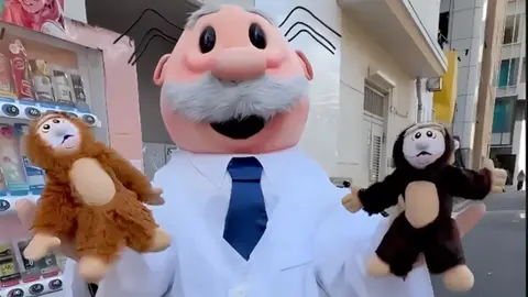 Dr. Simi presenta muñeco inspirado en Punch, el mono viral de internet