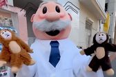 Dr. Simi presenta muñeco inspirado en Punch, el mono viral de internet