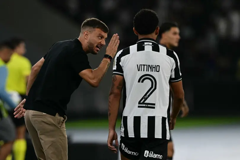Martín Anselmi dirigiendo a Botafogo | AFP
