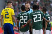 Jesús Gallardo reclama tras ser amonestado en el México vs Suecia de Rusia 2018 | MEXSPORT