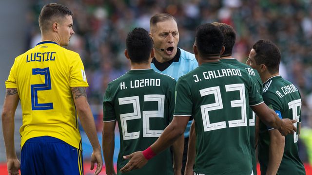 Jesús Gallardo reclama tras ser amonestado en el México vs Suecia de Rusia 2018 | MEXSPORT