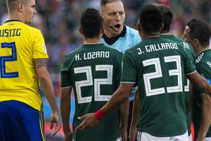 Jesús Gallardo reclama tras ser amonestado en el México vs Suecia de Rusia 2018 | MEXSPORT
