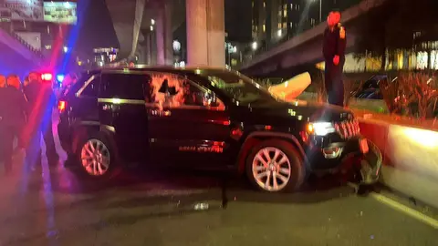 La camioneta de lujo de Luis Miguel Victoria Ranfla quedó sobre carriles centrales de Periférico / Redes Sociales