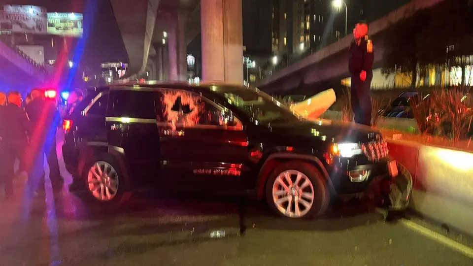 La camioneta de lujo de Luis Miguel Victoria Ranfla quedó sobre carriles centrales de Periférico / Redes Sociales