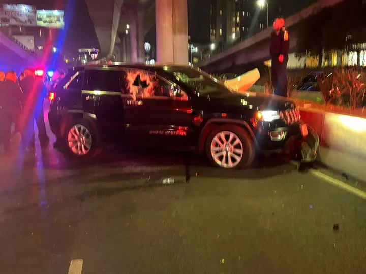 La camioneta de lujo de Luis Miguel Victoria Ranfla quedó sobre carriles centrales de Periférico / Redes Sociales