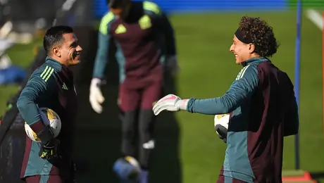 ¿Le cede su lugar? Luis Ángel Malagón revela plática con Guillermo Ochoa