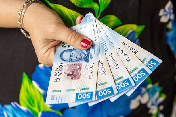 Familias beneficiarias de la Beca Rita Cetina deben mantenerse atentas a los avisos oficiales sobre fechas de pago y depósitos. / iStock