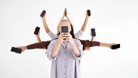 El electrolitio que contienen los celulares en su batería es altamente volátil si presenta fallas / FREEPIK