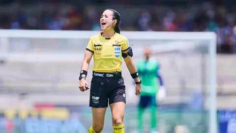 Katia Itzel García arbitrando l MEXSPORT