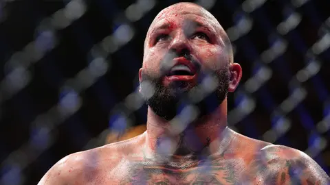Josh Hokit, de Estados Unidos, camina dentro del octágono al final de una pelea de peso completo contra Curtis Blaydes | AP