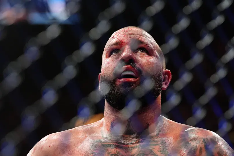 Josh Hokit, de Estados Unidos, camina dentro del octágono al final de una pelea de peso completo contra Curtis Blaydes | AP