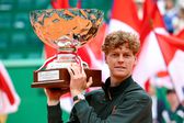 Jannik Sinner con su trofeo en Montecarlo | AFP