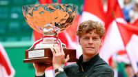 Jannik Sinner con su trofeo en Montecarlo | AFP
