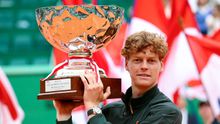 Jannik Sinner con su trofeo en Montecarlo | AFP