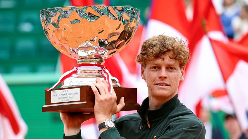 Jannik Sinner con su trofeo en Montecarlo | AFP