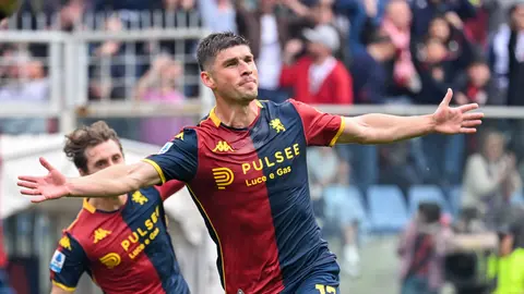Ruslan Malinovski celebra con Genoa en el partido ante Sassuolo | AP