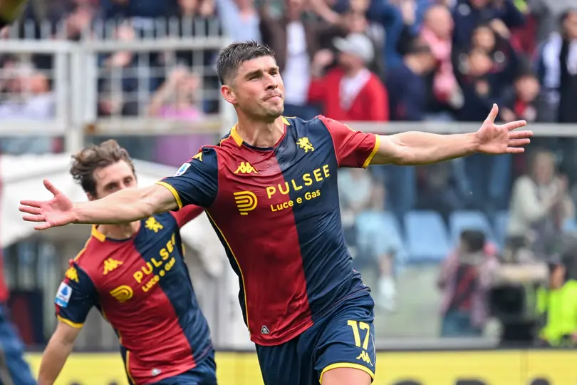 Ruslan Malinovski celebra con Genoa en el partido ante Sassuolo | AP