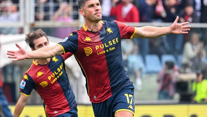 Ruslan Malinovski celebra con Genoa en el partido ante Sassuolo | AP