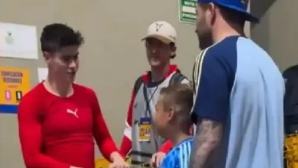 Hormiga junto a Gignac y su hijo | Captura de pantalla