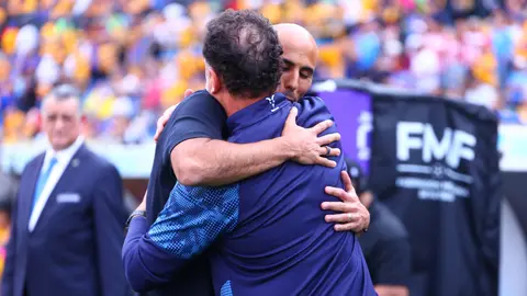 Milito y Pizarro abrazándose en el previo del duelo | Imago7