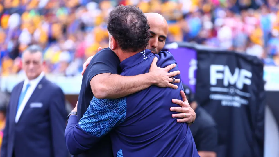 Milito y Pizarro abrazándose en el previo del duelo | Imago7