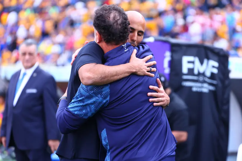 Milito y Pizarro abrazándose en el previo del duelo | Imago7