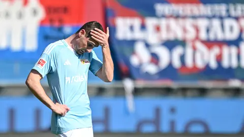 Andrej Ilic de Union Berlin se lamenta durante el partido de Bundesliga contra Heidenheim | AP