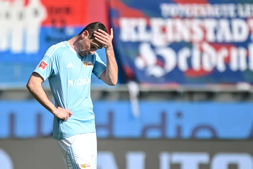 Andrej Ilic de Union Berlin se lamenta durante el partido de Bundesliga contra Heidenheim | AP