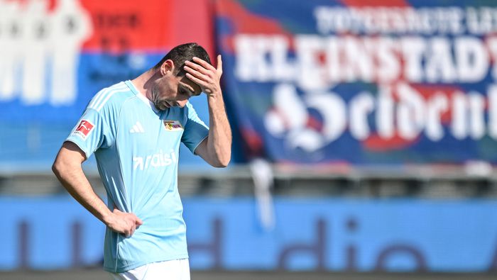 Andrej Ilic de Union Berlin se lamenta durante el partido de Bundesliga contra Heidenheim | AP