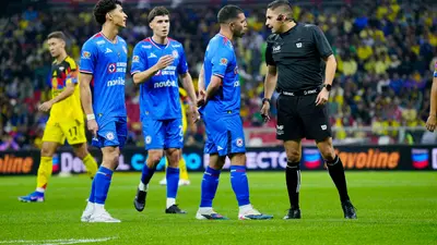 Jugadores del Cruz Azul molestos tras Clásico Joven por falta de agua caliente en el Estadio Banorte