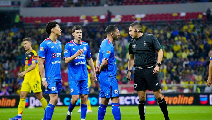 Jugadores de Cruz Azul le reclaman al árbitro Óscar Mejía en el partido contra América | IMAGO 7
