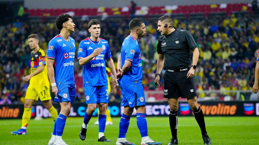 Jugadores de Cruz Azul le reclaman al árbitro Óscar Mejía en el partido contra América | IMAGO 7