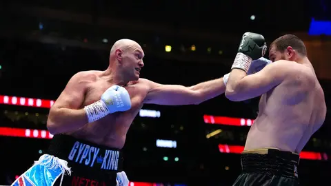 Arslanbek Makhmudov y Tyson Fury I AP
