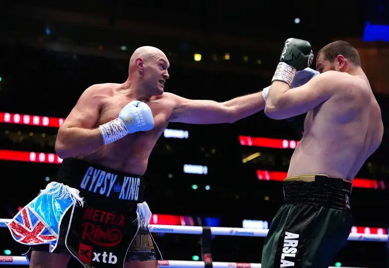 Arslanbek Makhmudov y Tyson Fury I AP