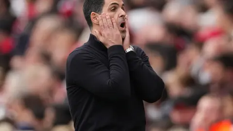 Continuidad de Arteta en el Arsenal está en riesgo, Fábregas e una opción